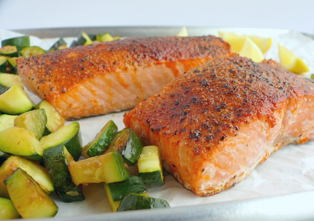 salmon cocinado con verduras